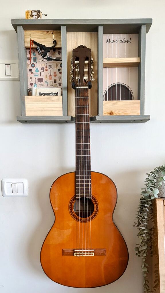 מתלה לגיטרה מעץ