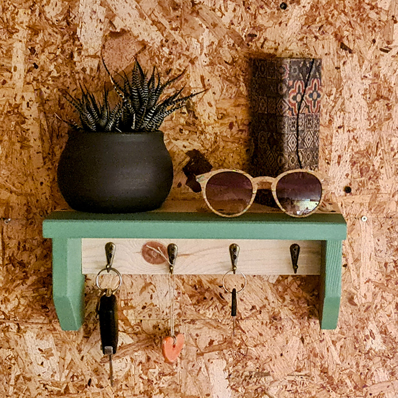 מדפון כניסה לבית