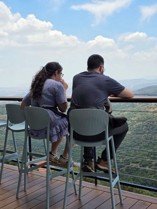 זוג במרפסת הסטודיו